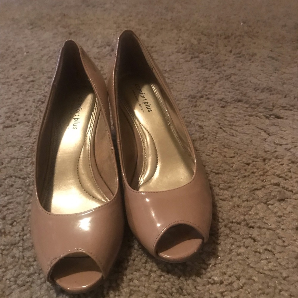Comfy (foam) soles. Nude wedges.